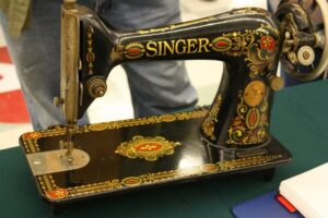 Singer cast Iron frame vintage sewing machine.